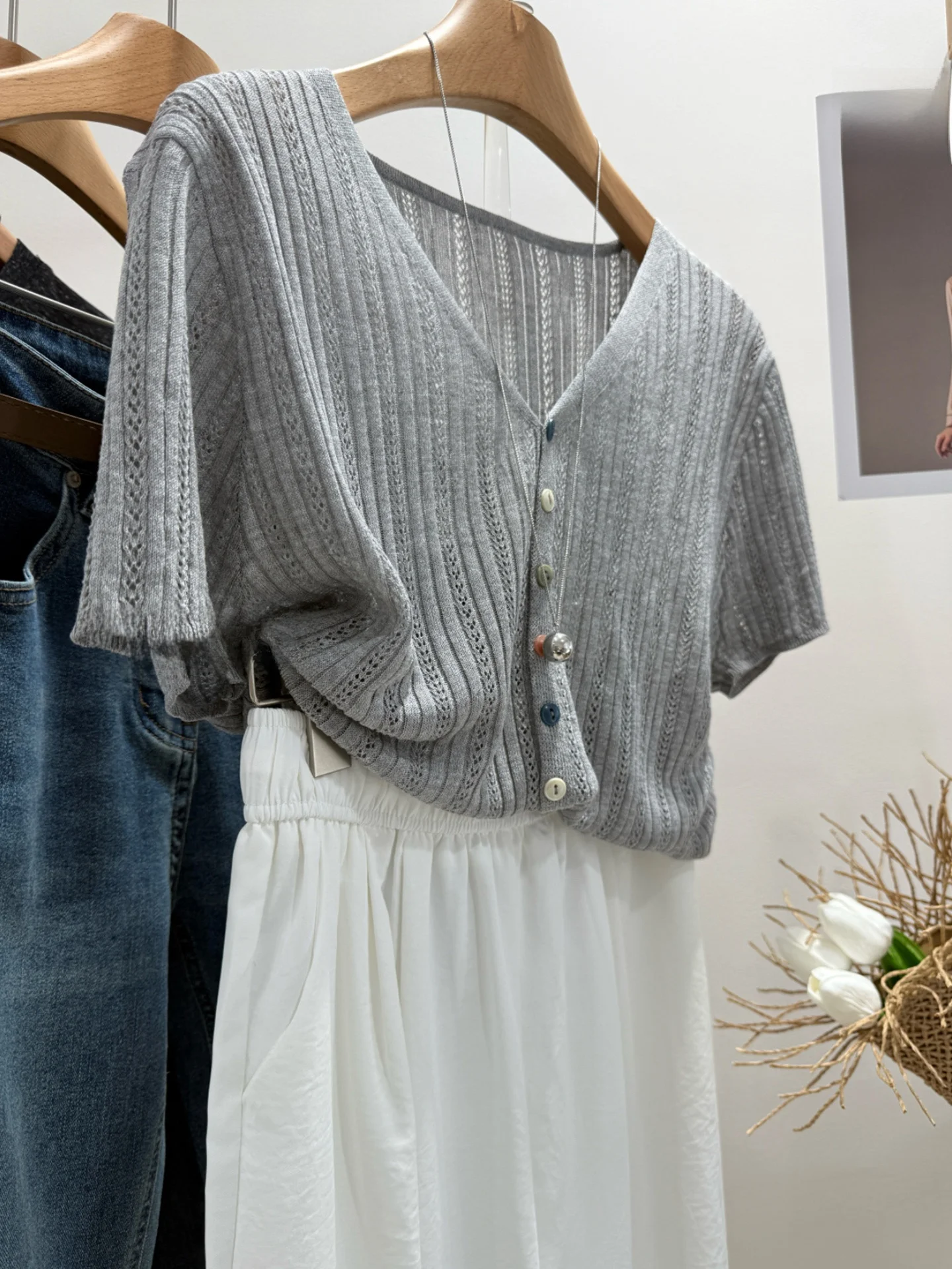 

Faionable V-Ne Ice Silk Трикотажный топ с одной пуговицей Летний ажурный ор Sve Женский свободный крой в Корейском стиле