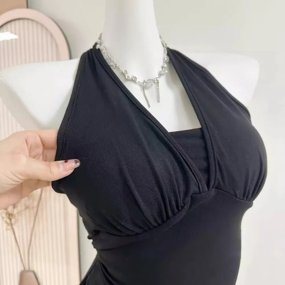 Top damski bez rękawów z dekoltem typu halter, zdobiony dżetami, z wkładkami w biuście, czarno-biały.