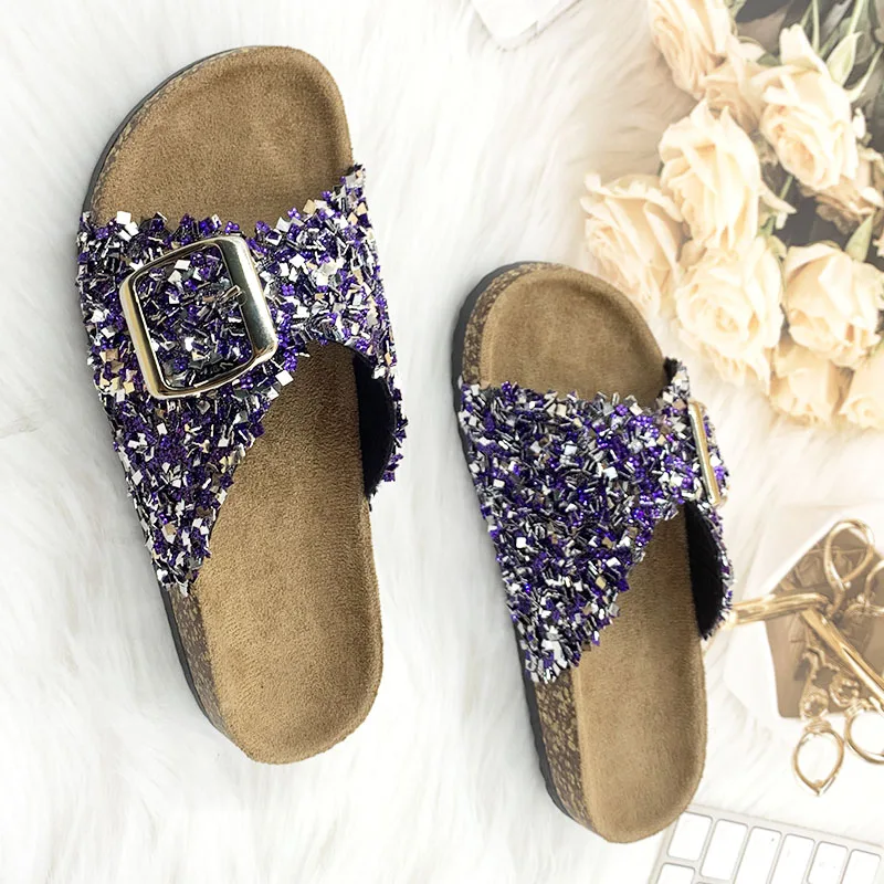 

Очаровательные фиолетовые тапочки, украшенные сверкающими бриллиантами, блестящие тапочки со стразами, повседневные пляжные шлепанцы