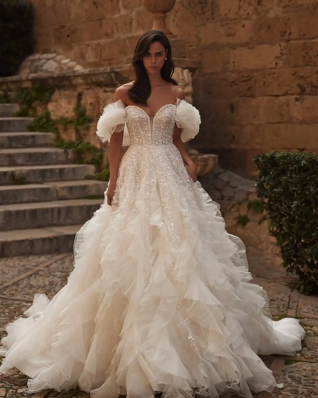 

Customized Elegant Off Shoulder Sleeveless Tiered Tulle Beading A-Line Bride Wedding Dresses Bridal Gowns