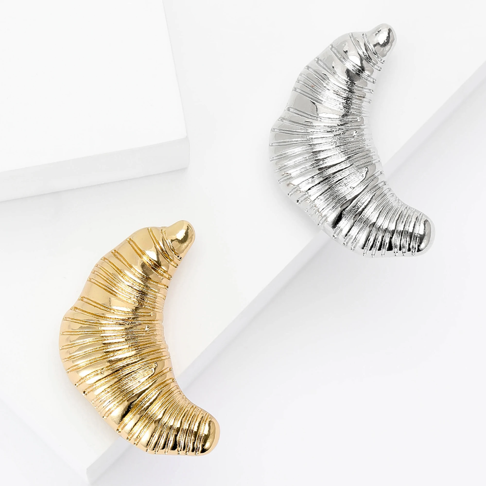 Beaut&Berry Trendy Croissant Brooches for Women Unisex Couple Metal Horn Pins Korean Retro Luxury Jewelry Gifts