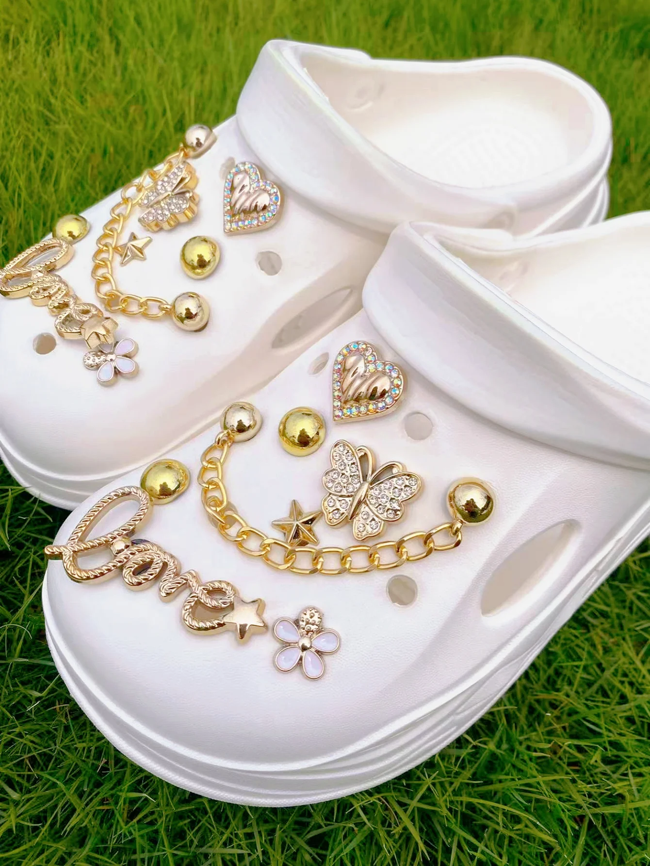 16 زخرفة بإبزيم حذاء DIY بأحرف ذهبية وخرز الفراشة والقلوب وما إلى ذلك. إكسسوارات مشبك أحذية متعددة الوظائف للنساء