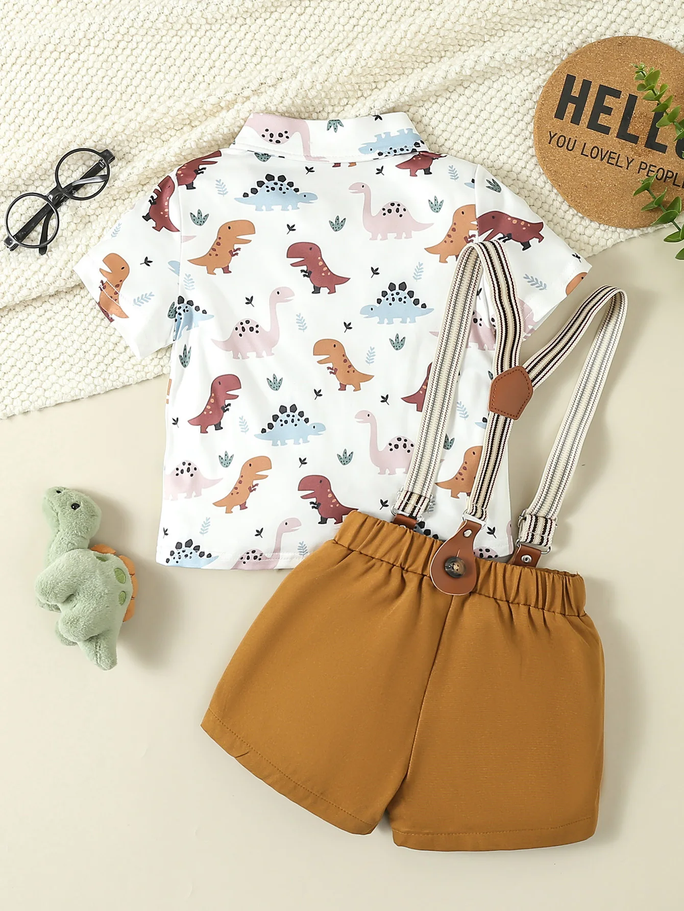 2-piece set of summer gentlemen\'s clothing for boys, cute dinosaur pattern bow short sleeved shirt+strap shorts, birthday party