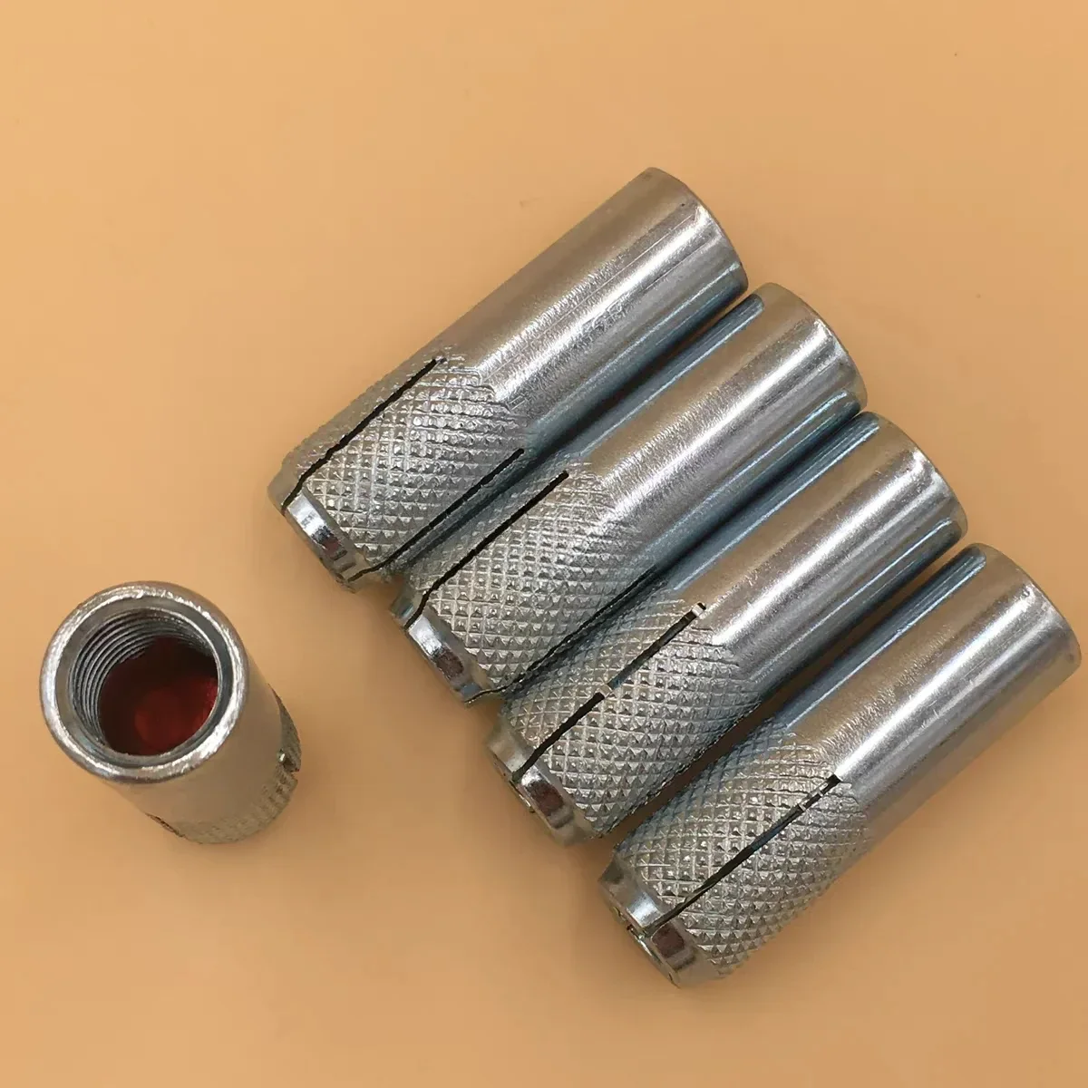 Tuercas de expansión galvanizadas insertadas en tornillos de construcción de anclaje