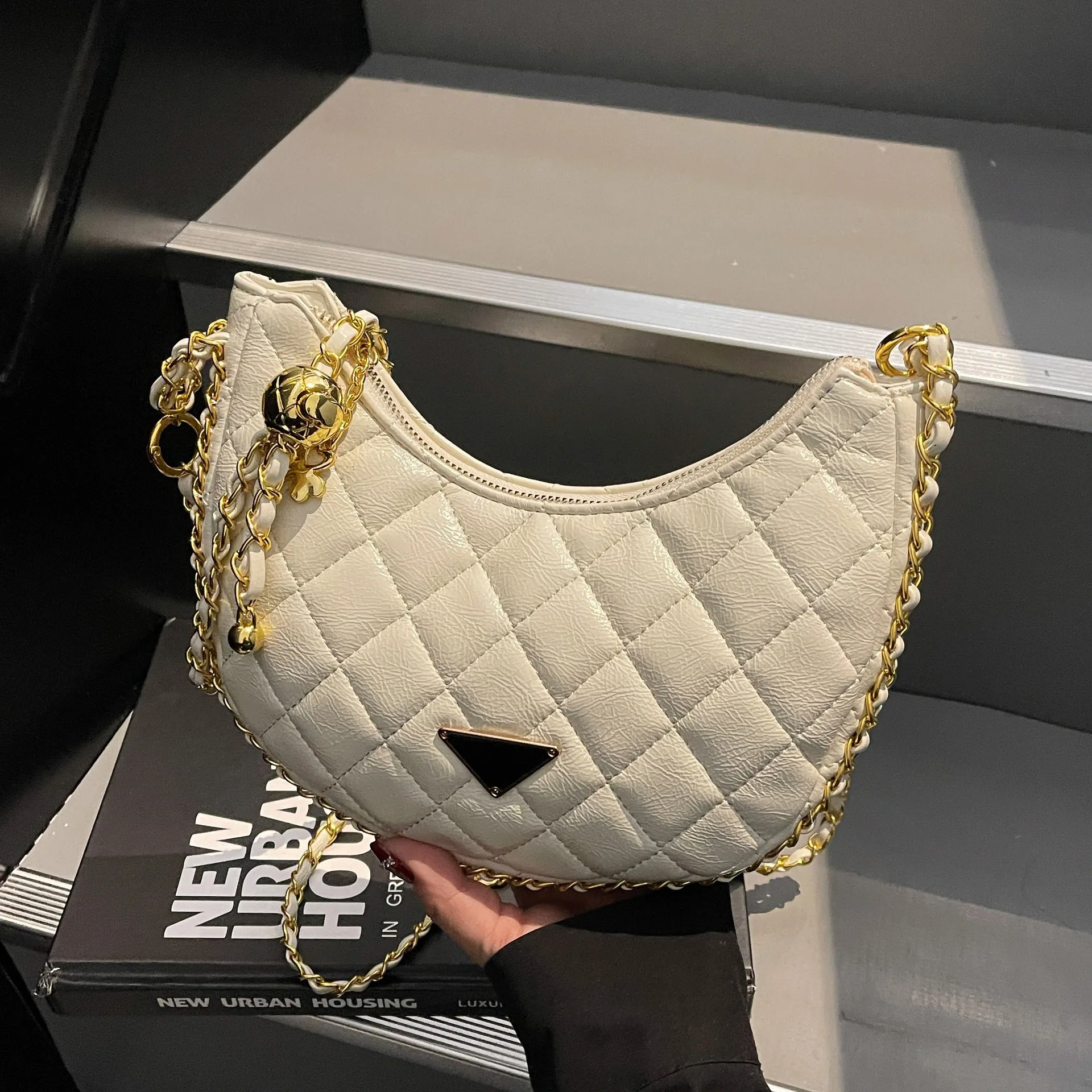 

2023 Новая сумка подмышки во французском стиле - кошелек через плечо/цепочка на плечо, маленькая стеганая сумка в форме полумесяца с бриллиантами, модная женская мода