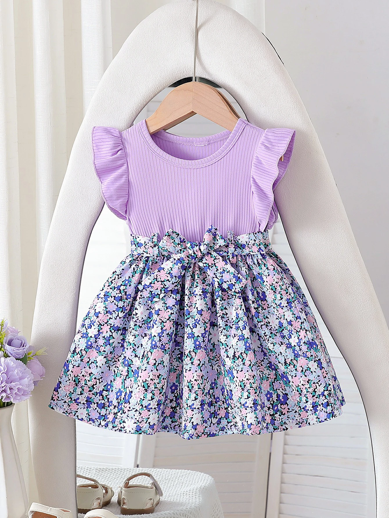 2025, ärmelloses bedrucktes Minikleid für Damen im neuen Stil mit kleinem Blumenmuster – trendig, lässig und vielseitig