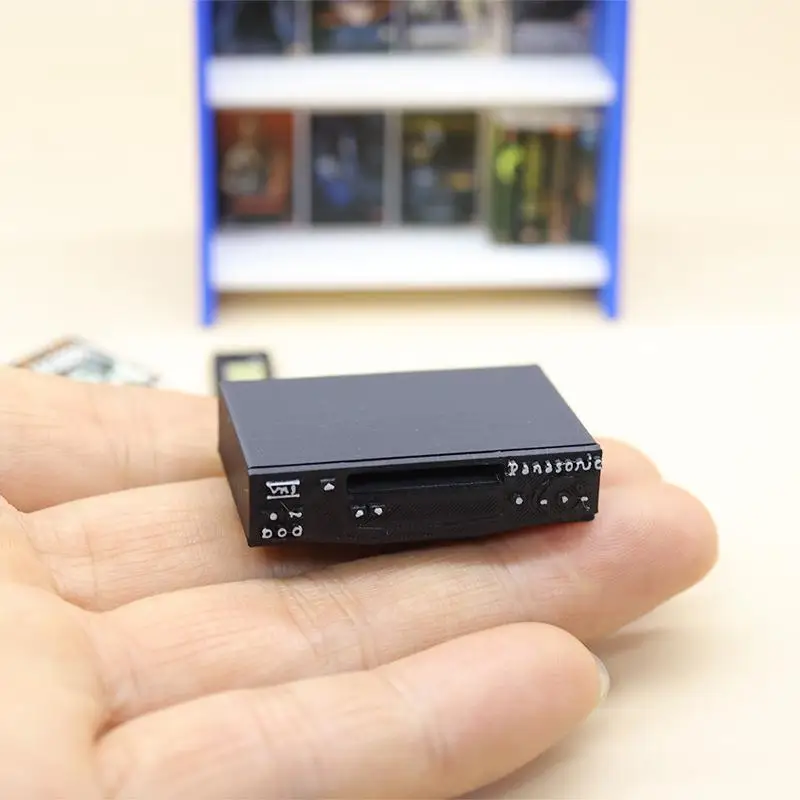 

Новый миниатюрный набор Xm 1Set: Ретро-магнитофон, полка для видеокассет, модель для сцены из жизни, украшение, аксессуары для кукольного домика
