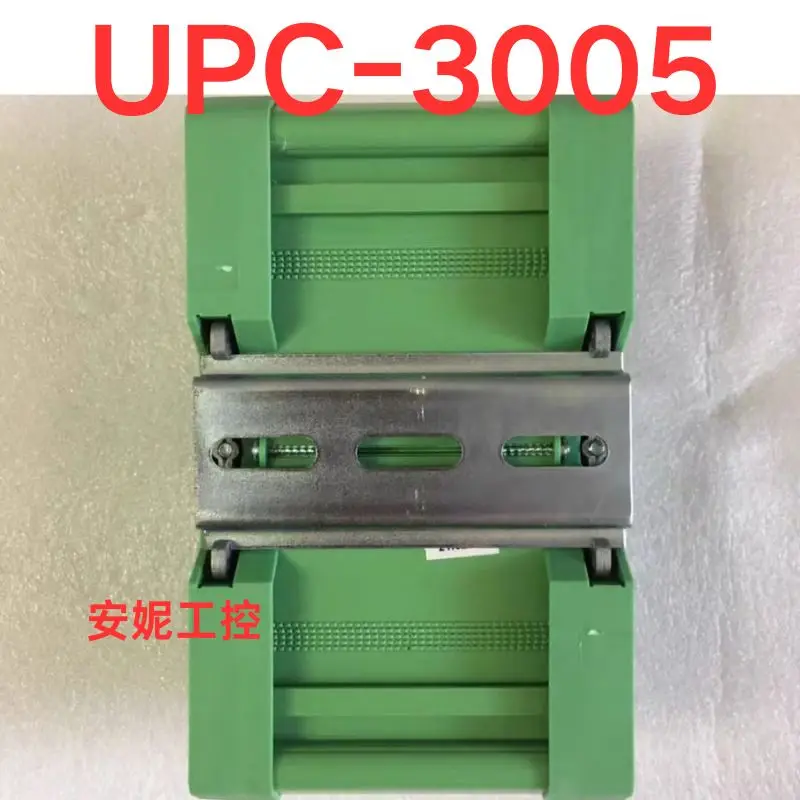 العلامة التجارية الجديدة. موزع إشارة المنفذ التسلسلي UPC-3005