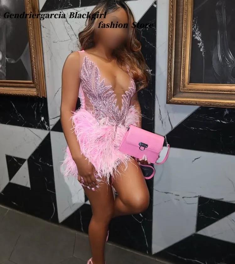 فساتين كوكتيل مثيرة وردية متألقة حلوة برقبة دائرية ترتر إدراج ريشة صغيرة مخصصة فساتين سهرة للحفلات للفتيات باللون الأسود