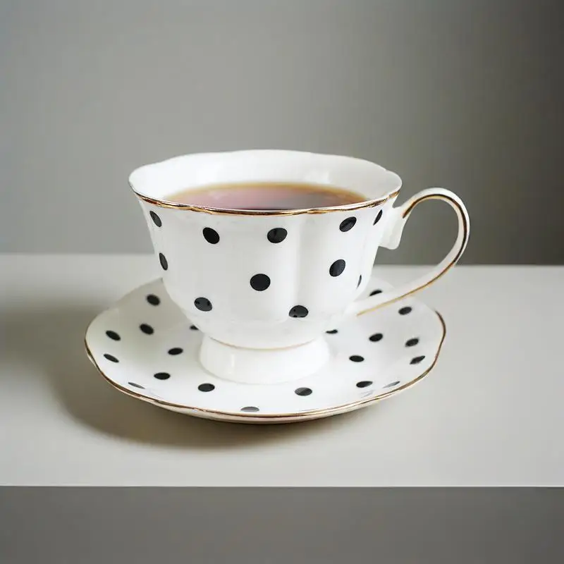 Juego de platillos y tazas de café con forma de flor de 200ml, juego de té de la tarde de cerámica, taza de té de porcelana de hueso fino, vajilla con borde dorado