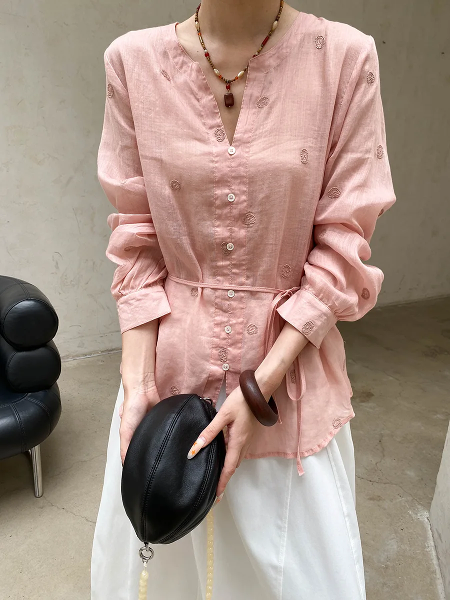 Sommerliches Damen-Shirt in unifarbenem V-Ausschnitt, locker geschnitten, mit Stickerei, für einen eleganten Look. – Detail 25