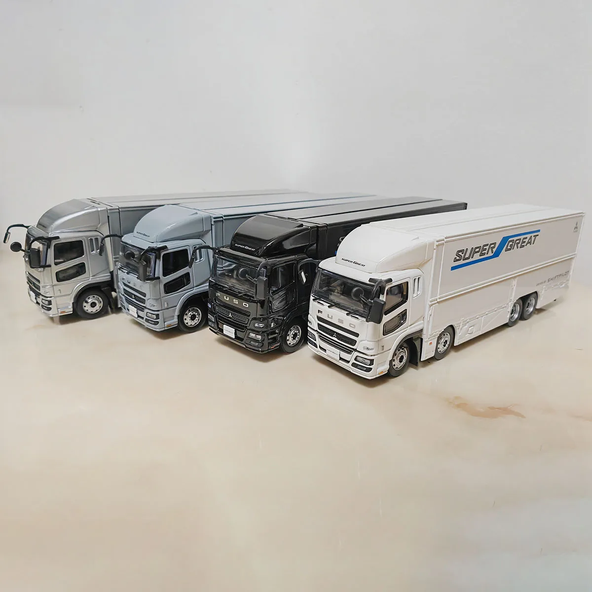 

Diecast 1:43 Scale Mitsubishi FUSO SUPERGREAT Truck Container Alloy Car Model Collectible Toy Gift Souvenir Display Ornaments