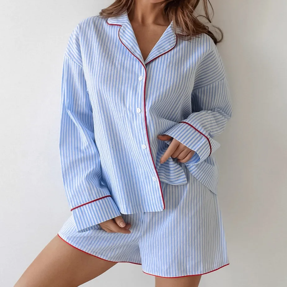 

Женский комплект из двух предметов: полосатый топ с длинным рукавом на пуговицах и шорты. Повседневный пижамный комплект с пэчворком для весны и лета.