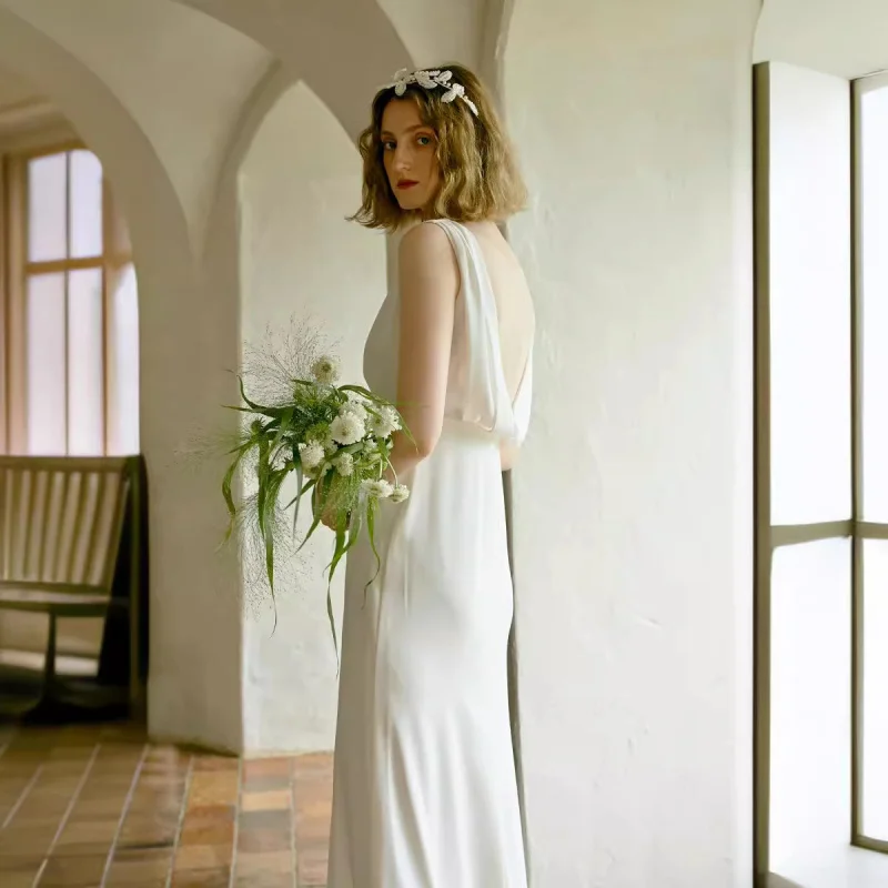 Weißes, schlichtes, neues Nischendesign, rückenfrei, faul, ärmellos, kleine Schleppe, leichtes Hochzeitskleid zum Ausgehen