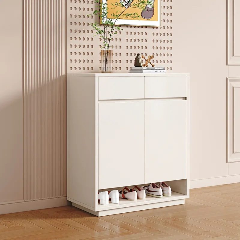 سعة كبيرة عند باب المنزل، وخزانة تخزين بسيطة عند الباب، ورف أحذية للشرفة #4