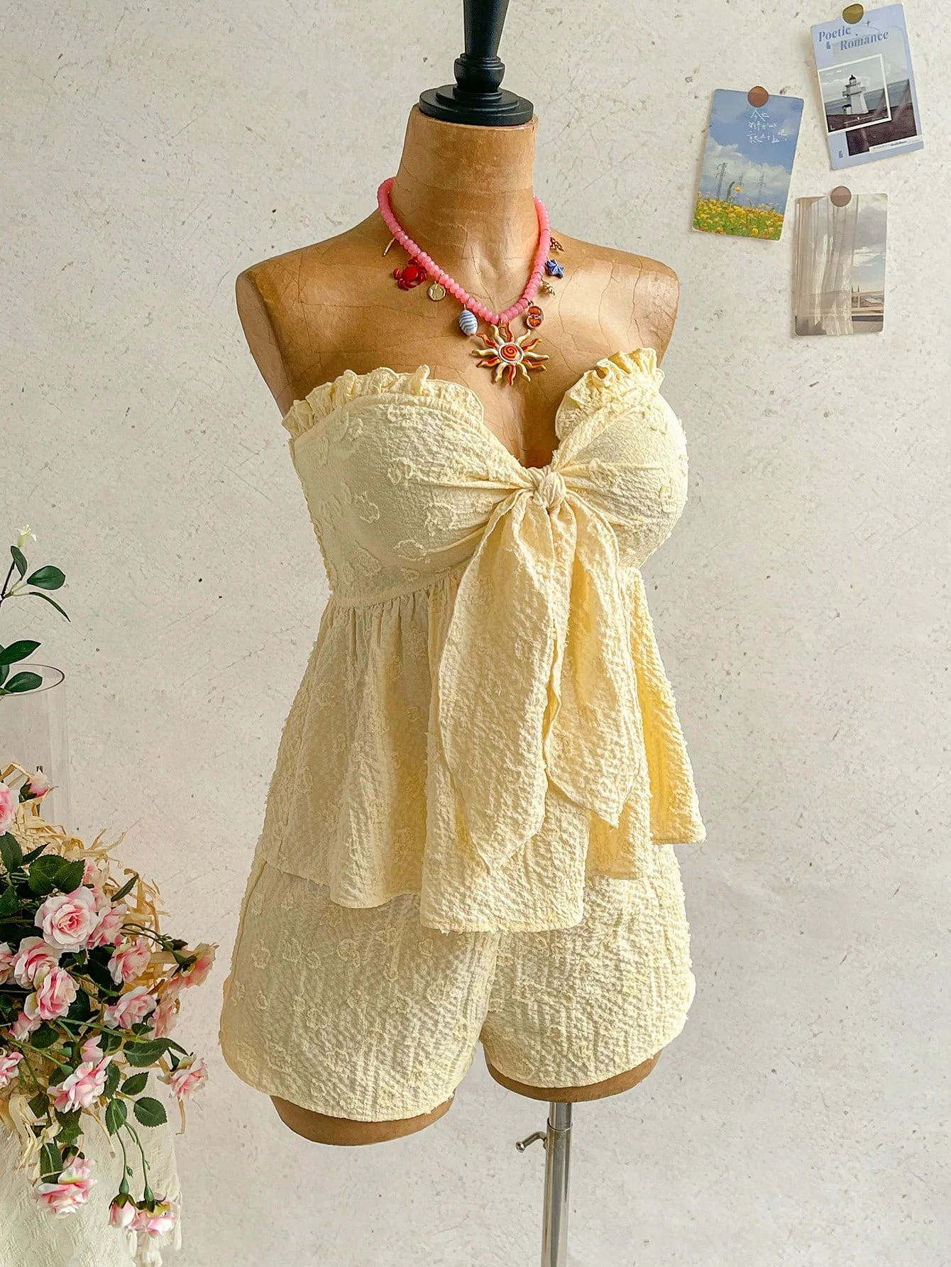 Zweiteiliges Set für Damen mit gelbem bedrucktem Oberteil und lässigen Shorts, geeignet für den täglichen Gebrauch, Urlaub, Feiertage, Verabredungen – Detail 5