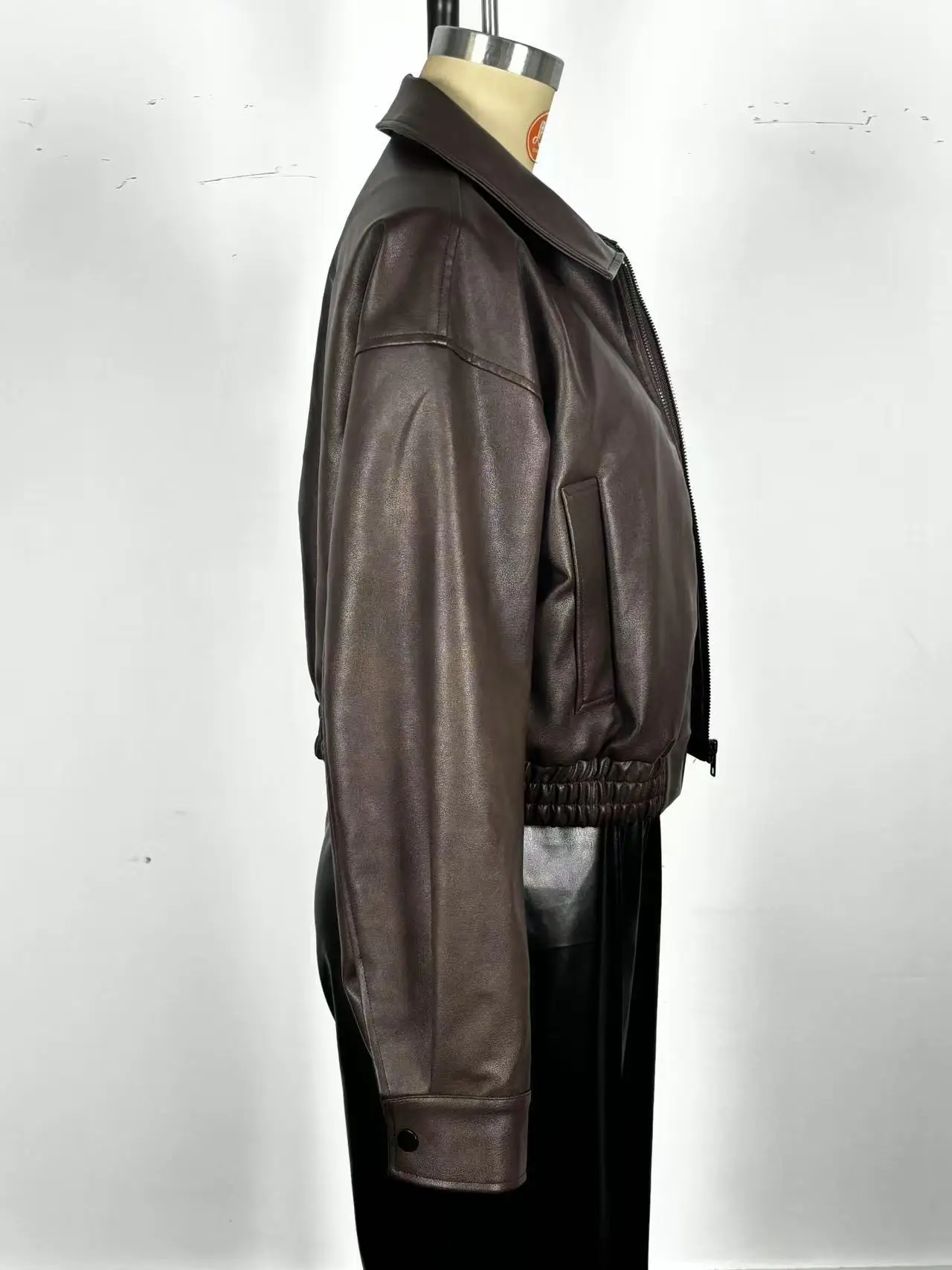 معاطف نسائية من جلد البولي يوريثان سترات قصيرة متينة وأكمام طويلة وياقة مقلوبة وسحاب فضفاض مناسب للمكتب للسيدات غير رسمي لربيع وخريف 2025