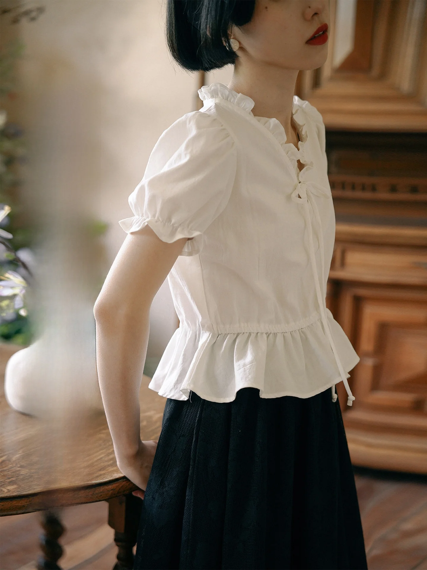 

Новинка: Женская блузка из мягкого хлопка с V-образным вырезом, кружевными рукавами-фонариками и оборками, в стиле Garden Nighting.