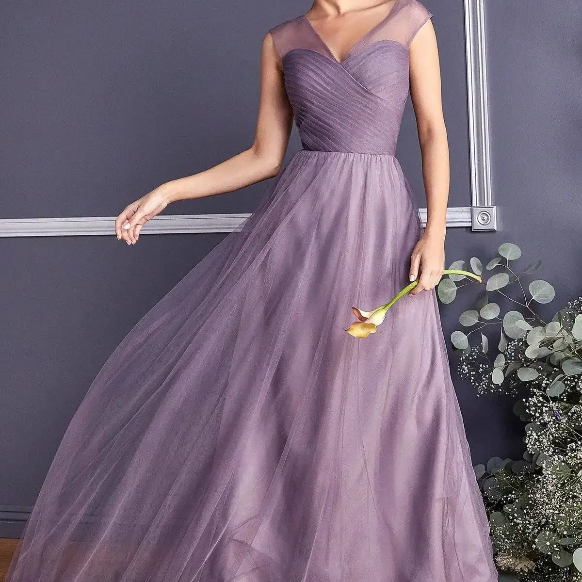 

Glitter Layered Tulle A-Line Bridesmaid Dress V Neck Top Pleat Long Prom Dress Elegant Sleeveless Open Back Evening Party Gown