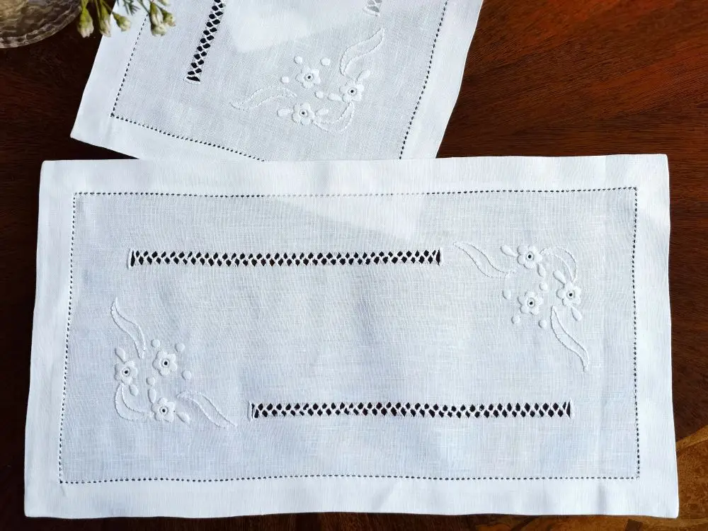 Hand gefertigte Stickerei Tischset mit Hohlsaum, Tisch läufer, 100% reines Leinen, Tischset mit 3 stücke, elegant, Vintage, weiß – Detail 4