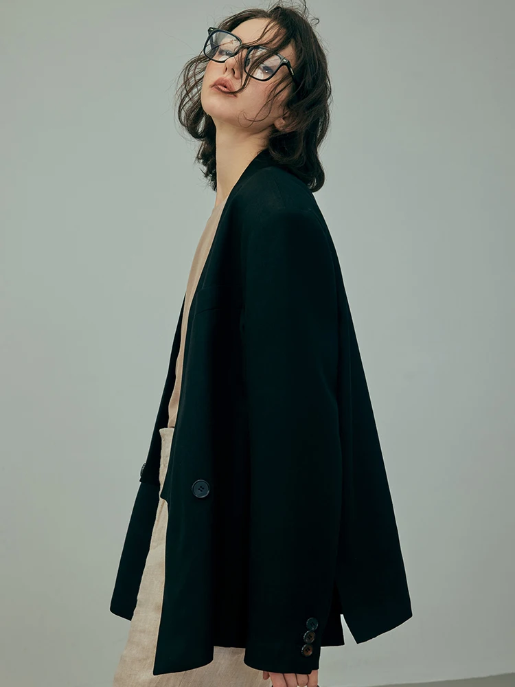 滑らかで快適なアセテート素材のタキシードジャケット、ドレープのある襟なしデザイン、レディース通勤スタイル、長袖、Vネック、レギュラー丈、無地