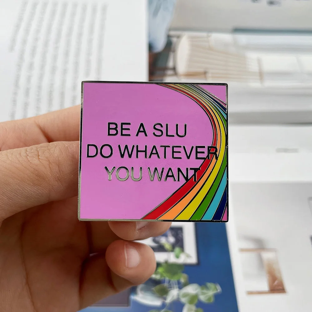 كن امرأة سيئة تفعل ما تريده شارة جرافيك مضحكة العصرية فتاة جامعية الفكاهة نمط الشارع بروش لطيف