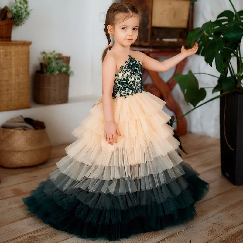 Abito da ragazza di fiore senza spalline con applicazioni in pizzo A-Line senza maniche lungo fino al pavimento Abito da festa verde e champagne a strati personalizzato