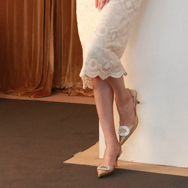 2023 eleganckie krysztaลowe pantofle buty kobieta luksusowe Rhinestone kocie obcasy damskie szpiczasty nosek satynowe buty na wysokim obcasie