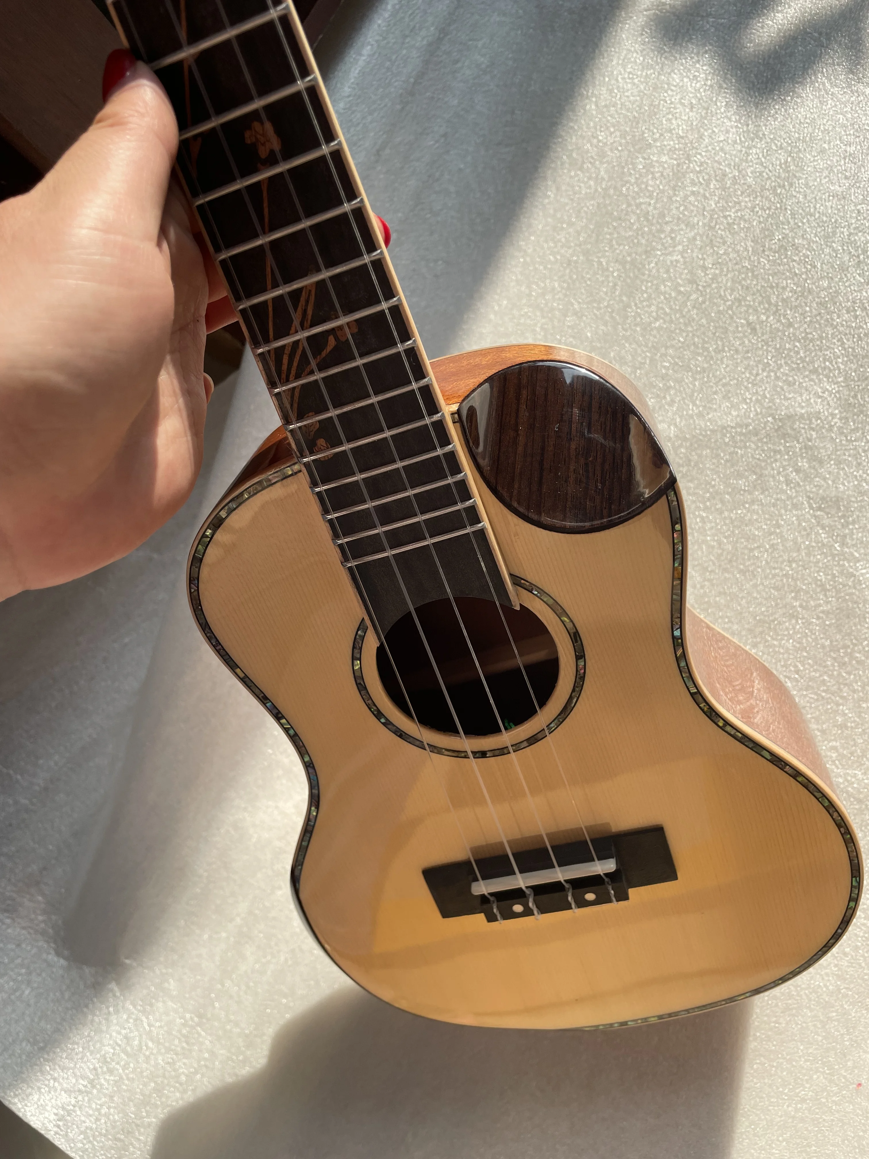 Super Beautiful 23 Inch Ukulele Professional Spruce Wood Panel Mahogany Back Side 4 String Hawaiian Guitar Adult Gifts Kids