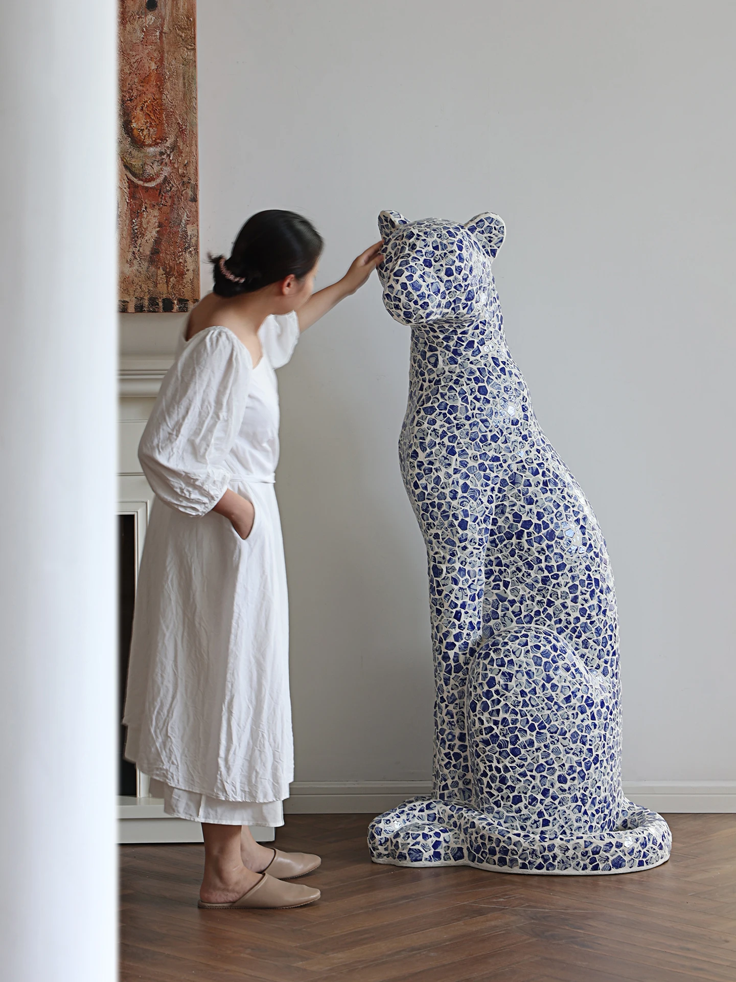 

Сине-белая фарфоровая скульптура леопарда, декоративная статуэтка для гостиной, прихожей, дизайнерский стиль, керамическое изделие