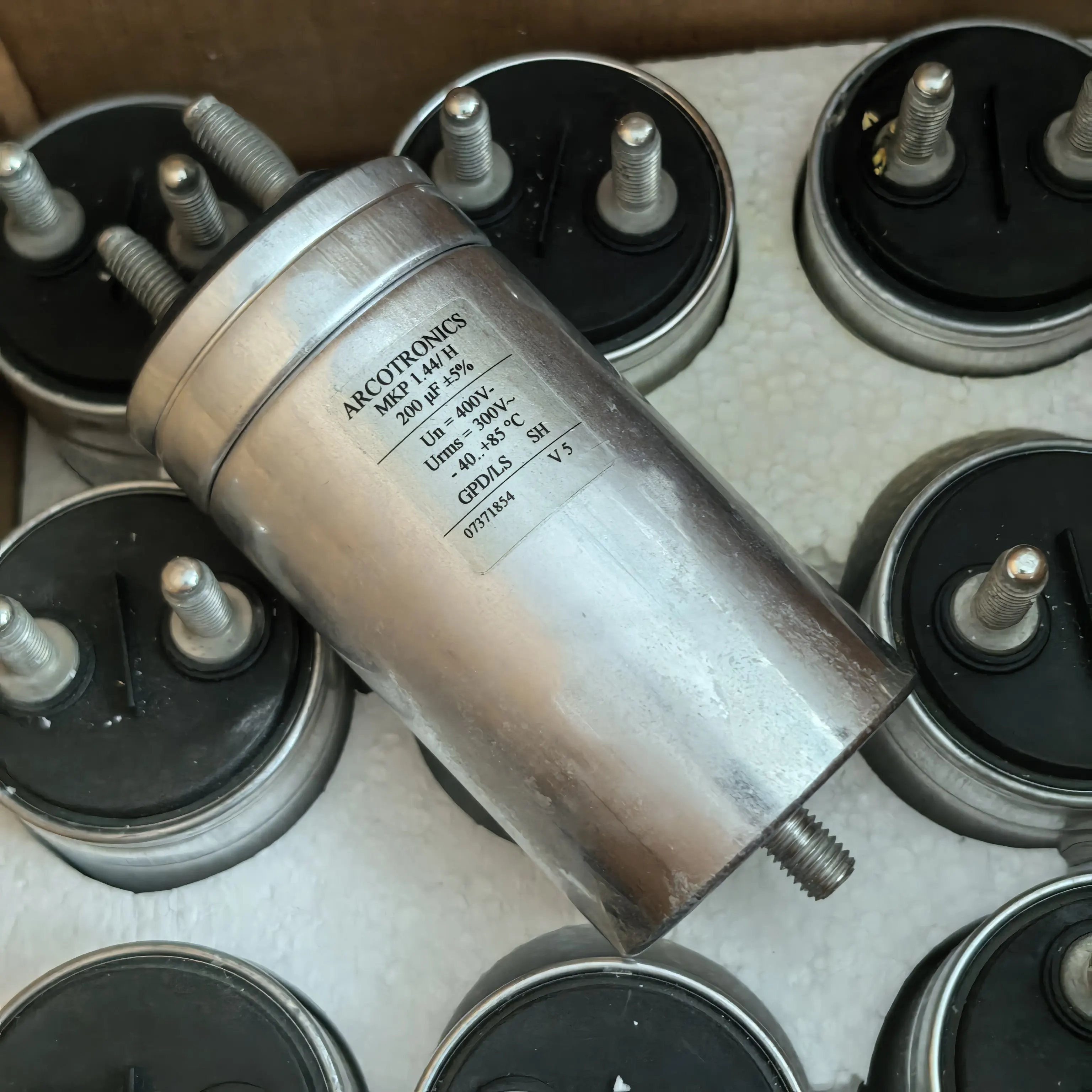 輸入イタリア製-mkp144-h-200uf-400v-300vac-油浸コンデンサ