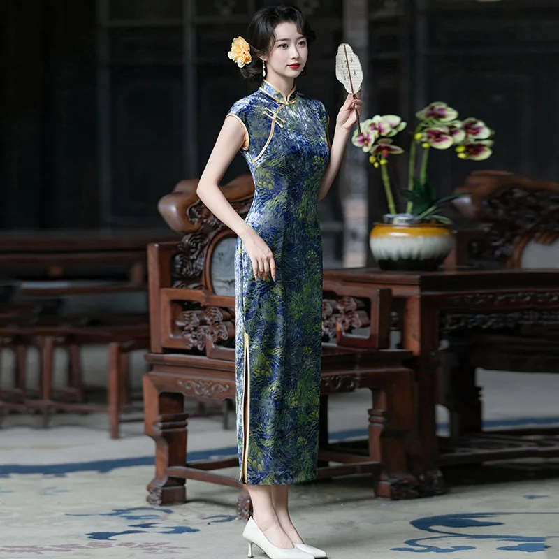 

Синий бархат в китайском стиле, осенний Cheongsam без рукавов, новинка 2025, женское утягивающее весеннее Ципао в стиле ретро в стиле ретро