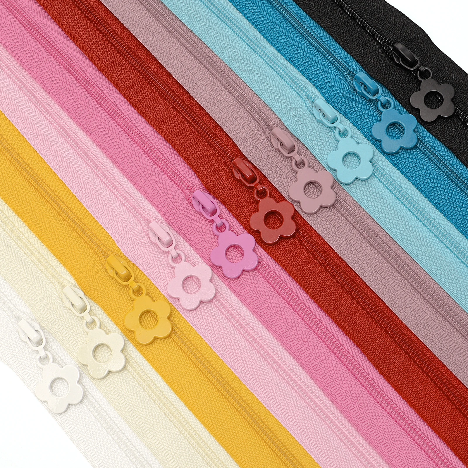 1 Set = 450cm /5 Yards of Zipper + 10 Zipper Pulls, 3 # Colorful Nylon Zippers, with Matching Flower Zipper Pulls, Available in 18 Colors, Suitable for Sewing on Clothing, Duvet Covers, Bags, Pockets, Suitcases, DIY Crafts, Etc.