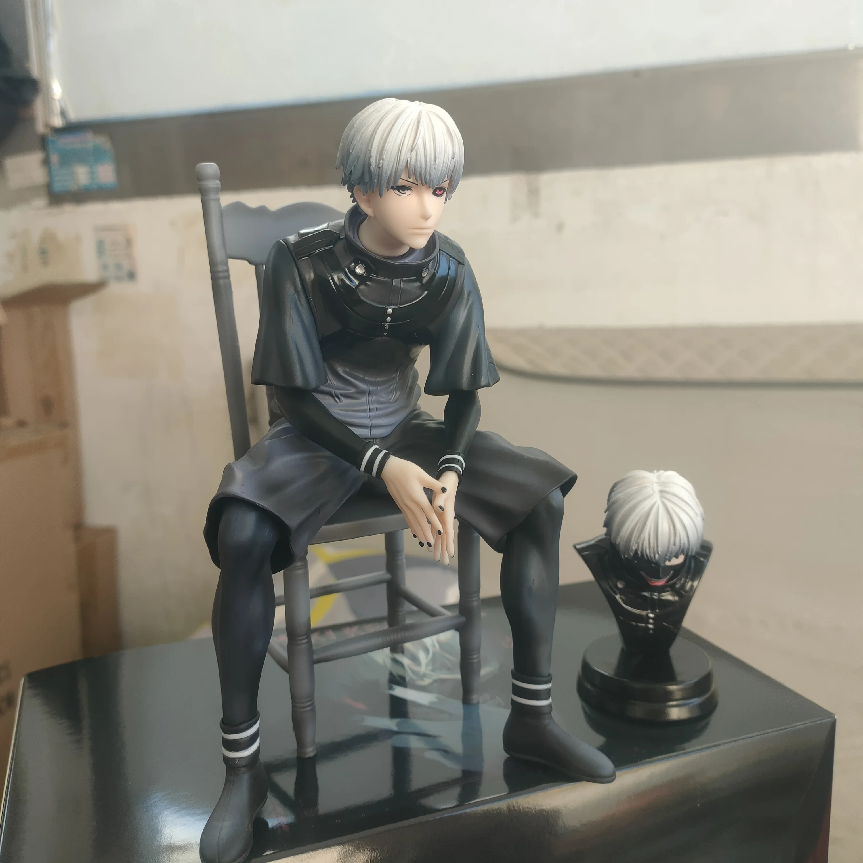 18 centimetri GK Tokyo Ghoul Kaneki Ken Con Sedia BW Seduto Ver Giocattoli Anime Cinese PVC Action Figure Giocattolo Gioco Da Collezione Modello bambola
