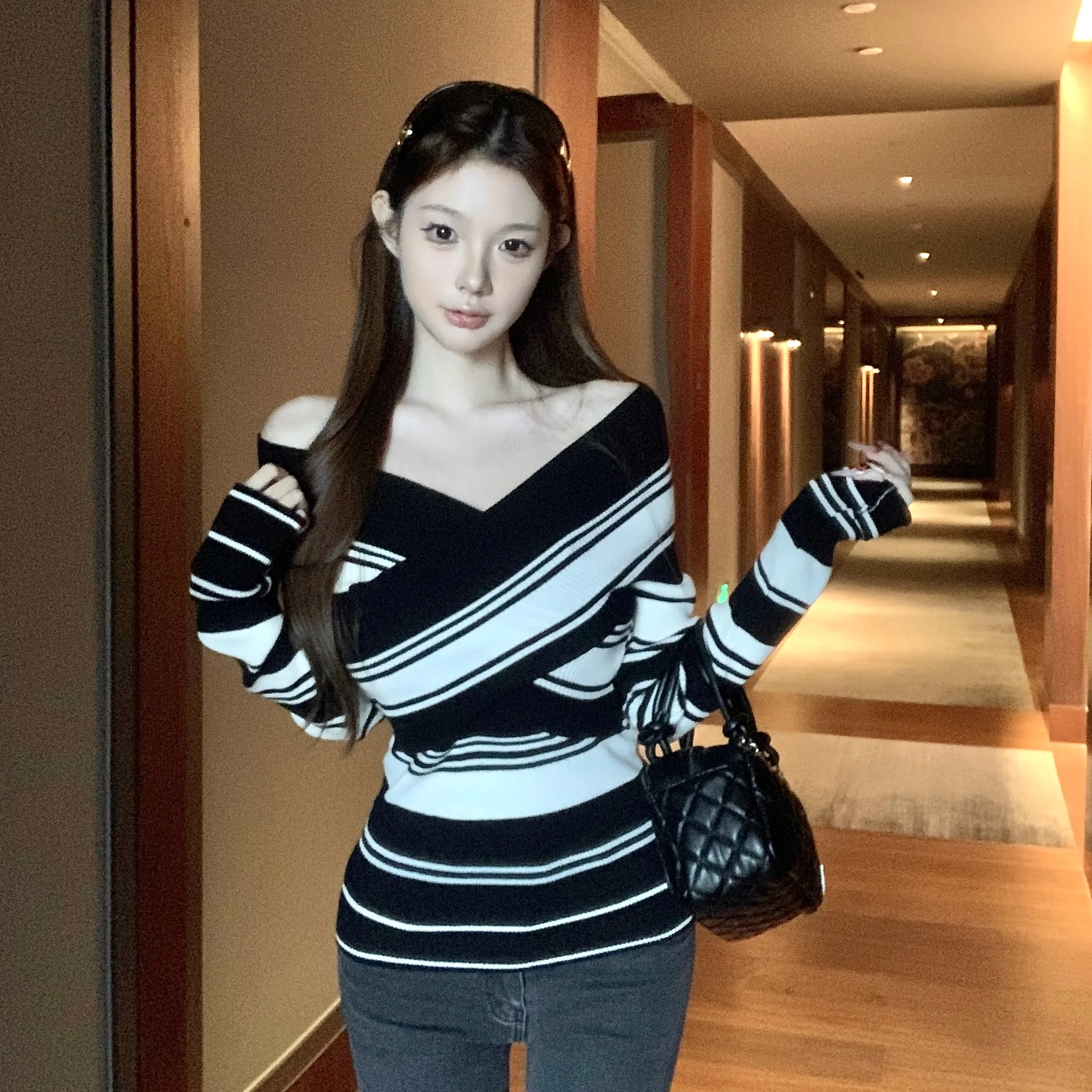 

Цветной трикотаж в полоску с V-Ne, женский облегающий топ с перекрестными плечами, длинный топ све Pure Desire на осень-зиму