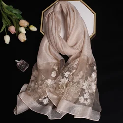 Sciarpa scialle di seta di lusso 2024 per le donne Design ricamo fiori Hijab avvolge Bufandas copricapo femminile Fouloud echarge