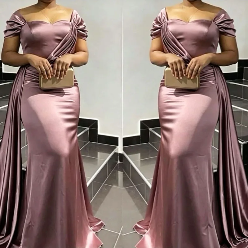 Elegantes Hochgeschlossenes Plissiertes Kleid mit Luxuriösen Strass-Applikationen, Schlankes Satin-Abendkleid in Unifarbe mit Kurzen Ärmeln für Festliche Anlässe