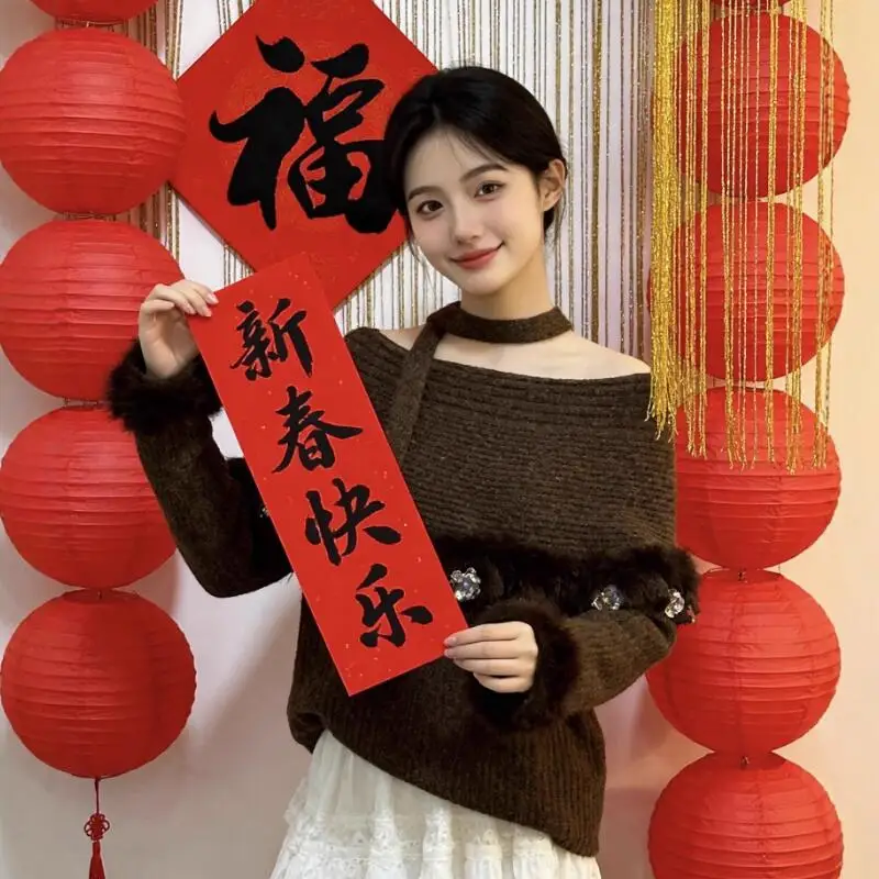 Autunno e inverno nuova ragazza peluche splicing maglione con spalle scoperte moda donna appeso al collo cinturino maglione lavorato a maglia top eleganti