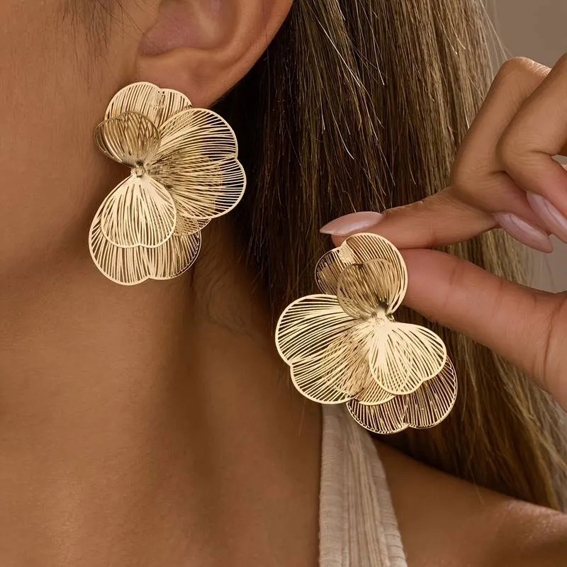 Two Elegant Golden Flower Stud Earrings - Made of Gold-Plated Zinc Alloy, Stylish and Perfect for Everyday Wear, Dates, Parties, Festivals, Gift-Giving, and Various Occasions as Jewelry Accessories