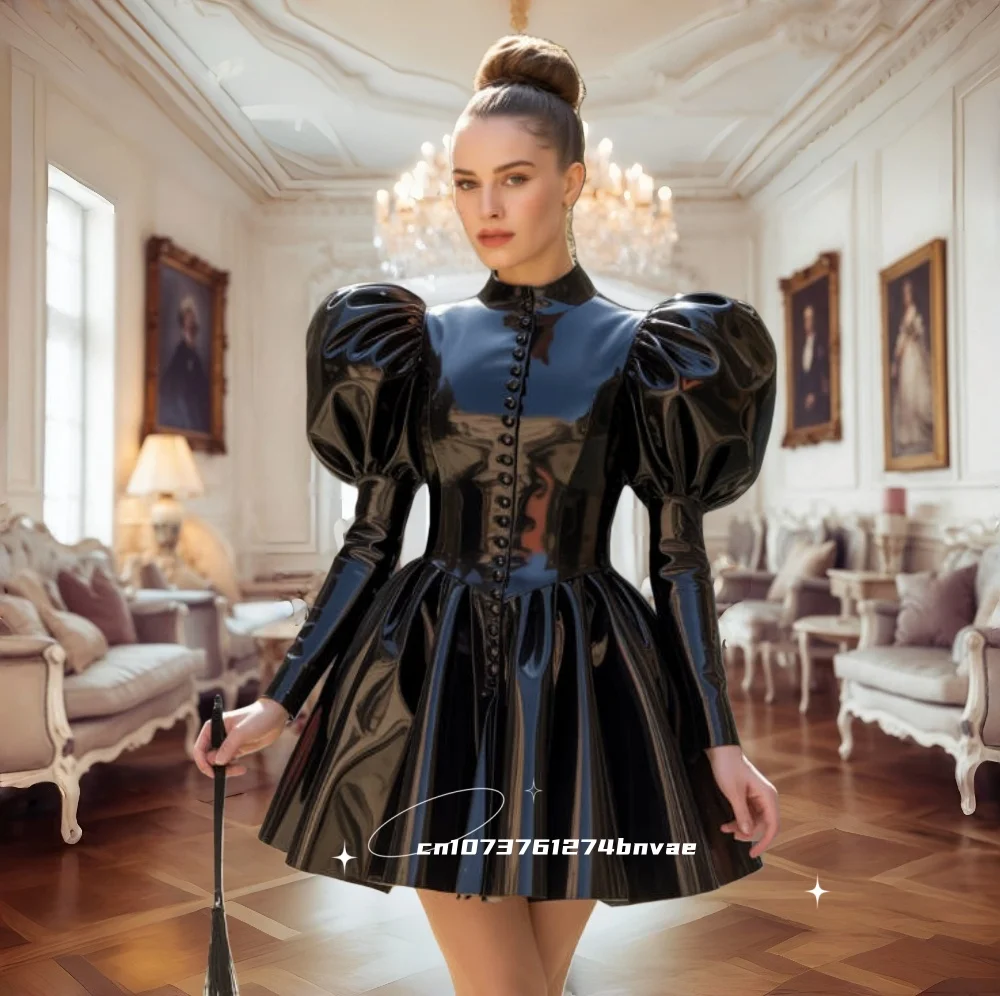 Kurzes schwarzes PVC-Abschlussballkleid, Puffärmel, hoher Kragen, Knopfleiste, A-Linie, Gothic-Abendkleid, individuelles Dienstmädchen-Cosplay-Party-Kostüm