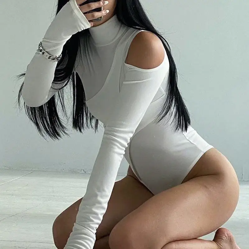 

Комбинезон с открытыми плечами и длинными рукавами. Женский комбинезон с высокой талией и брюками. Удобная посадка с эластичной резинкой на талии.