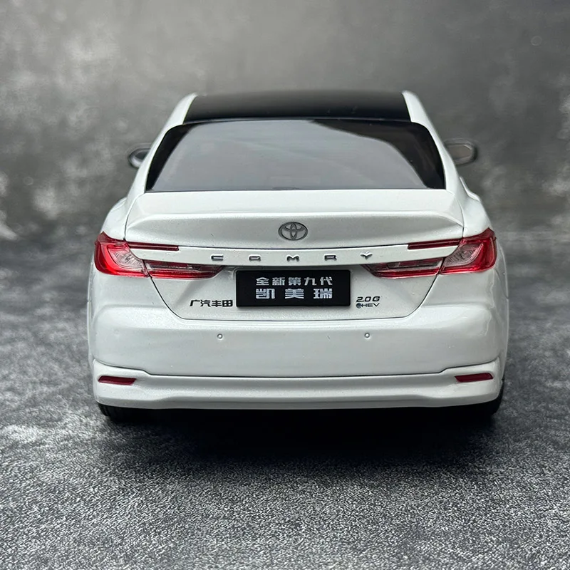 1/18 TOYOTA Camry Alloy Car Model Diecast Metal Vehicles Car Model