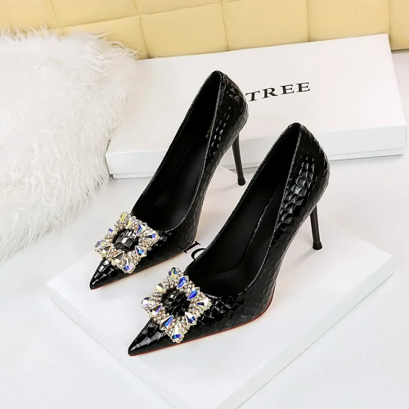 بيغ تري-أحذية معدنية بإبزيم لحفر المياه للنساء ، جلد براءة اختراع محكم ، كعب عالي ، خنجر ، مثير ، حفلة