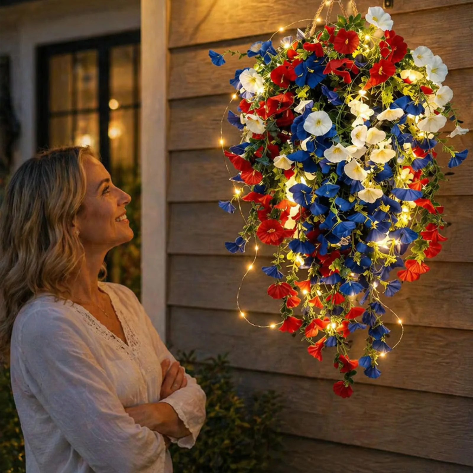 Panier de fleurs patriotiques suspendus, plantes artificielles multi-usages rouge, blanc et bleu pour le Jour du Souvenir des Vétérans, la terrasse et la maison