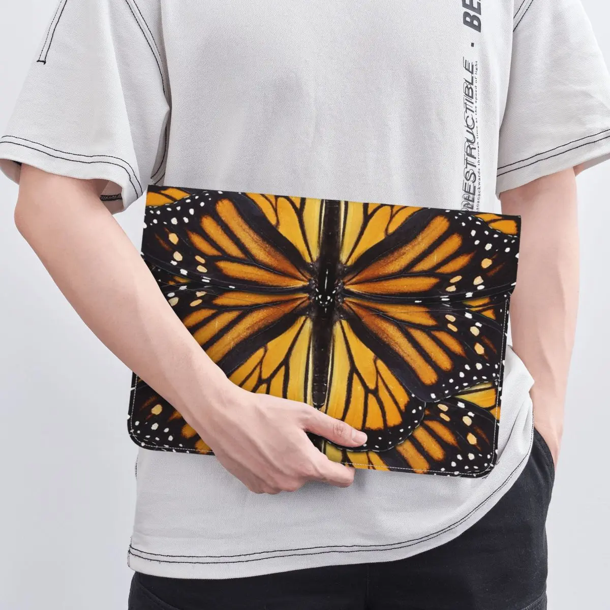 capa-horizontal-para-portatil-com-asas-de-borboleta-monarca-asas-laranja-e-detalhes-em-couro-sintetico-dourado-forro-macio-e-resistente-a-impactos-para-portatil-de-13-polegadas