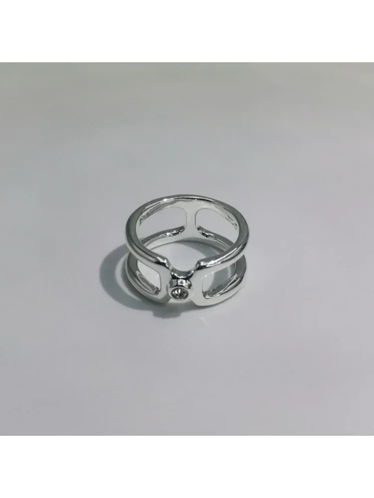 Les nouveaux produits les plus vendus à l'été de 2025 comprennent des bagues exquises multifonctions de niche et un emballage cadeau de bijoux pour femmes