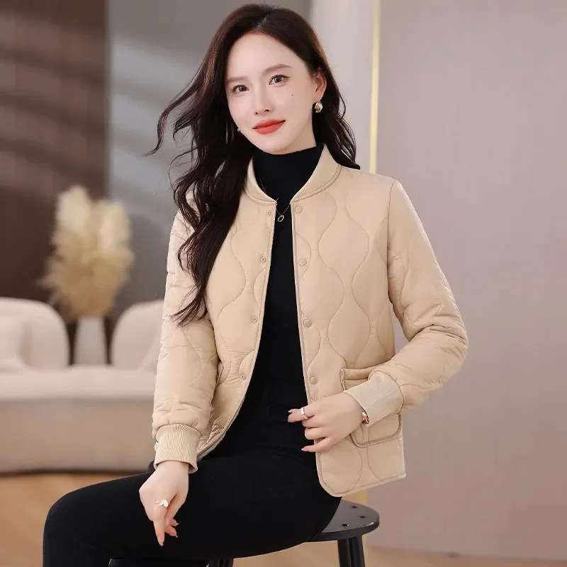 2025 nuevo abrigo de algodón para mujer moda Otoño Invierno chaquetas señoras corto añadido terciopelo grueso mantener caliente prendas de vestir exteriores Tops