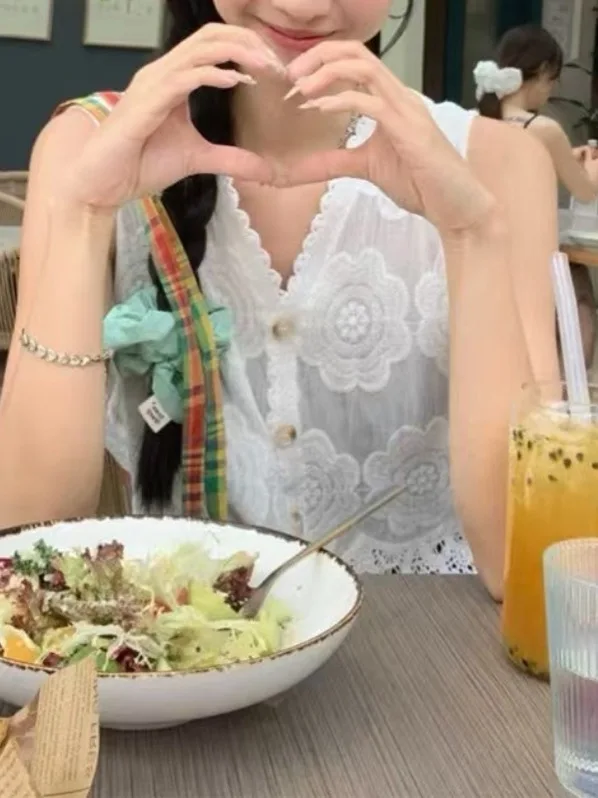 

Новинка лета, белая вязаная женская кружевная куртка с v-образным вырезом и одной пуговицей, с цветочной вышивкой и крючками