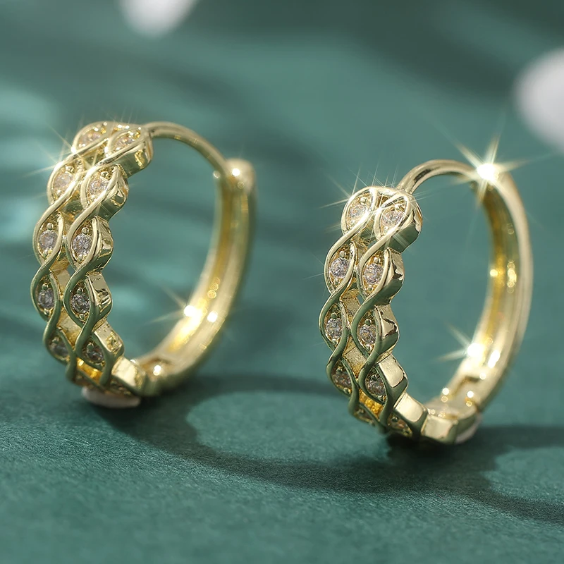Exquisite goldfarbene weiße CZ-Creolen für Damen, handgeschnitzte geometrische Hohlohrringe aus Metall für Party und Alltag – Detail 1