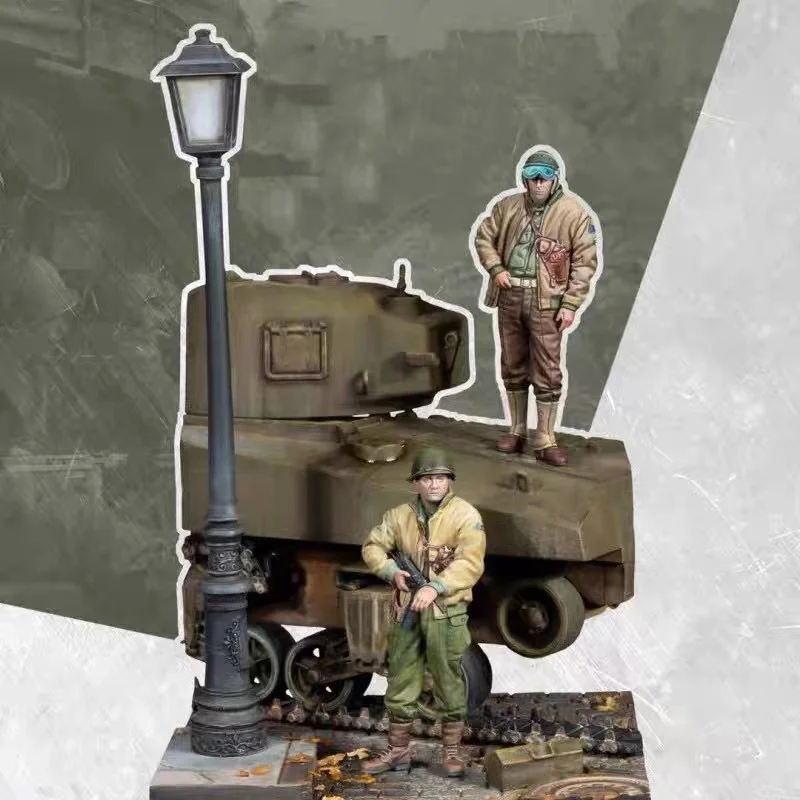 

1/35 resin soldier model GK European soldier (including base and tank part) Unassembled and unpainted DIY kit 623
